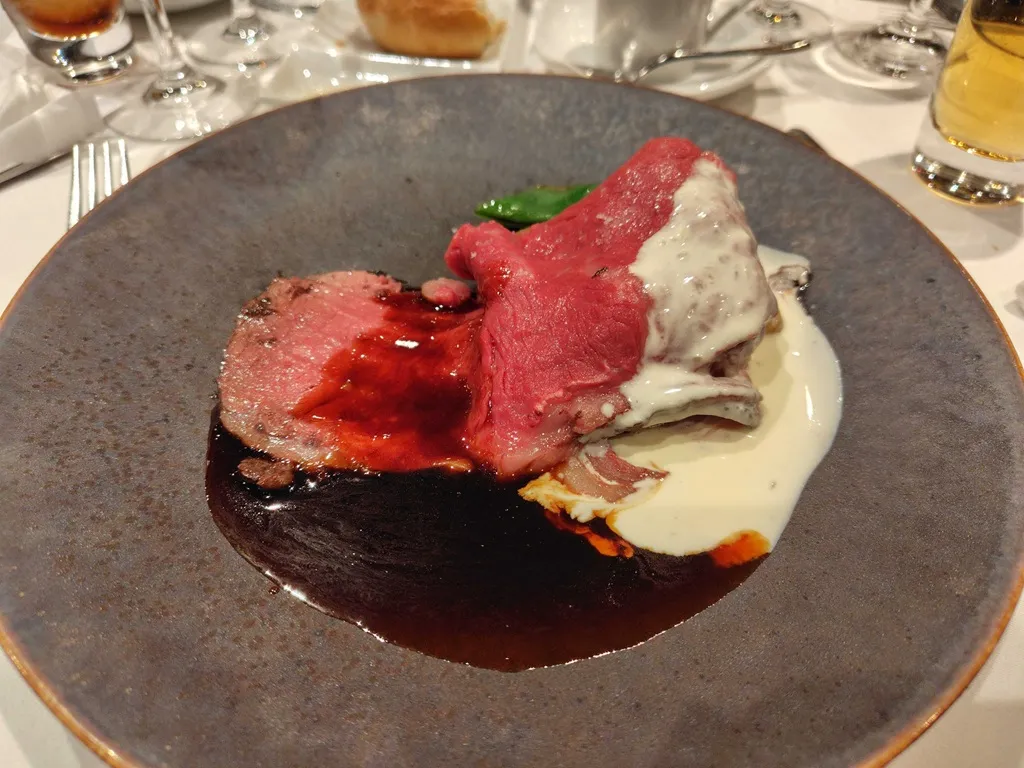 国際牛サーロインのローストビーフ シェリーヴィネガーとレフォールの香り